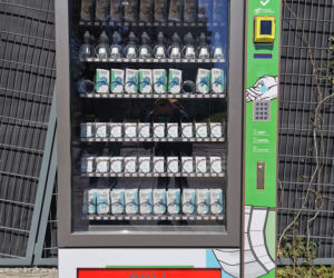 Automat z maseczkami i żelem antybakteryjnym w Warszawie