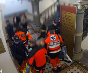 Dramatyczne sceny w sądzie we Wrocławiu. Policjanci walczyli o życie mężczyzny
