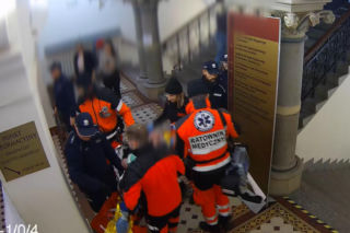 Dramatyczne sceny w sądzie we Wrocławiu. Policjanci walczyli o życie mężczyzny