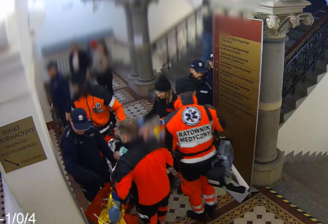 Dramatyczne sceny w sądzie we Wrocławiu. Policjanci walczyli o życie mężczyzny