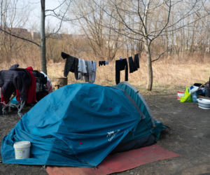 Ich dom to namiot w rezerwacie. Jak Paweł, Agnieszka i Zbyszek zorganizowali życie w cieniu mostu?