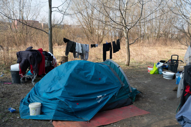 Ich dom to namiot w rezerwacie. Jak Paweł, Agnieszka i Zbyszek zorganizowali życie w cieniu mostu?