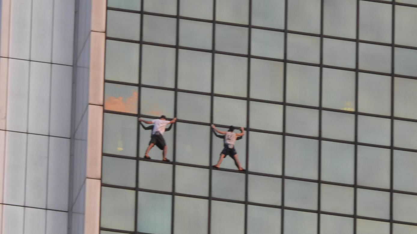 Dwóch mężczyzn weszło na hotel Marriott w Warszawie. Zrobili to bez zabezpieczeń