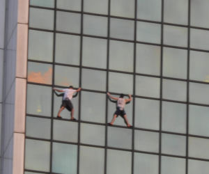 Dwóch mężczyzn weszło na hotel Marriott w Warszawie. Zrobili to bez zabezpieczeń