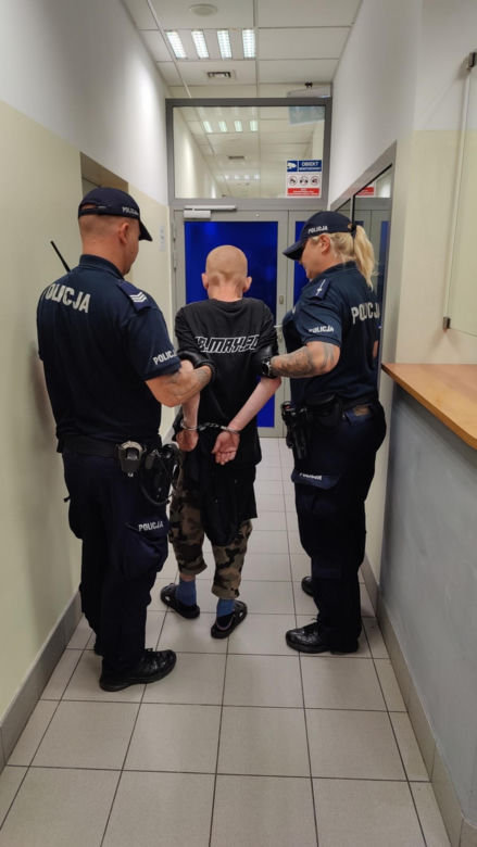 Próbował wepchnąć kobietę pod pociąg metra. Szokujące sceny w Warszawie