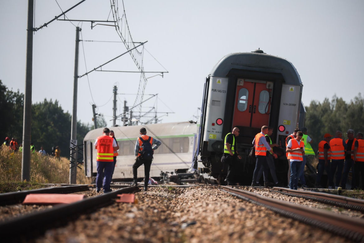 Miejsce katastrofy kolejowej. Pasażerowie opowiedzieli nam, co działo się tuż po zderzeniu z ciężarówką