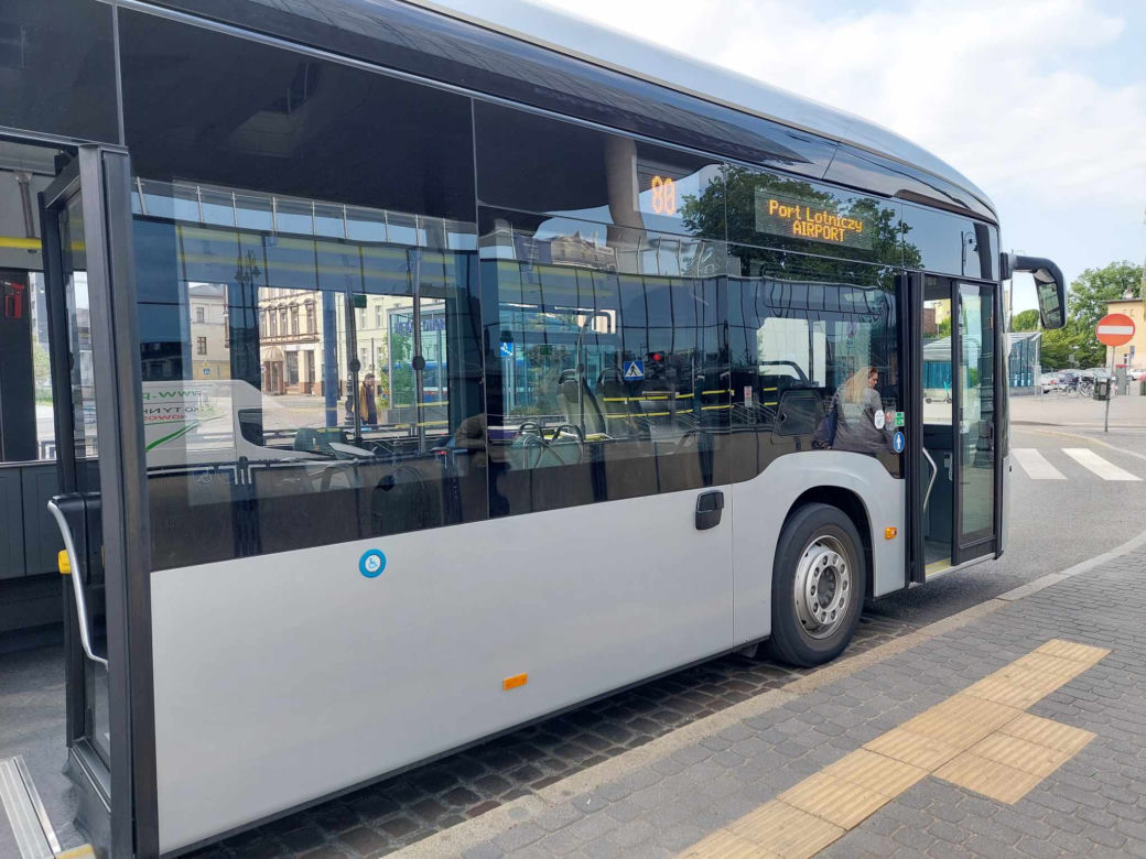 Byliśmy na przejażdżce elektrycznym autobusem po Bydgoszczy. Furorę robi jeden drobiazg 