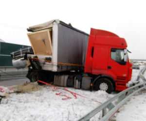 Wypadek na S8. TIR uderzył w barierki