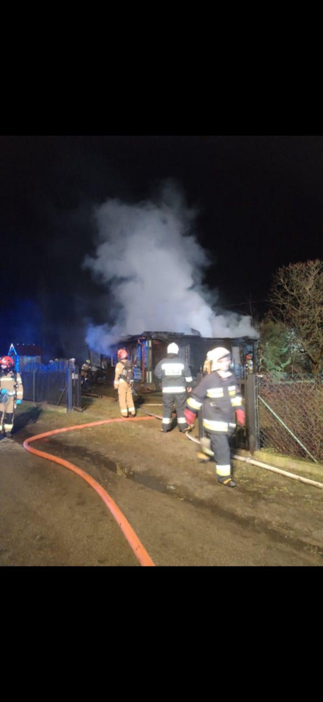 Budynek mieszkalny w miejscowości Rogóziec w gminie Mordy spłonął prawie doszczętnie