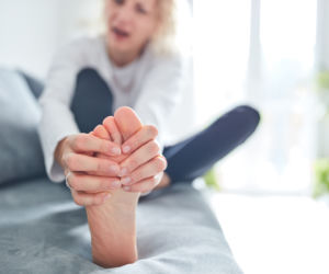 Niedobór witaminy B12 długo pozostaje niezauważony. Pierwszy objaw może pojawić się na stopach