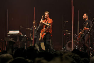 Queens of the Stone Age i „Songs for the Deaf”. Dlaczego między utworami słychać fikcyjne radio?