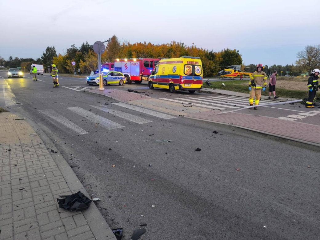 Audi zderzyło się z ciężarówką na DW815. Trzy osoby poszkodowane