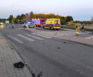 Audi zderzyło się z ciężarówką na DW815. Trzy osoby poszkodowane