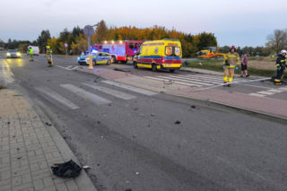 Audi zderzyło się z ciężarówką na DW815. Trzy osoby poszkodowane