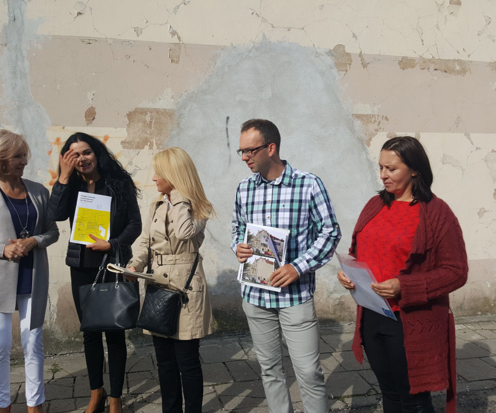 Zielonogórscy społecznicy podczas konferencji prasowej na tle ściany aresztu, z której ostatnio zniknęły reklamy