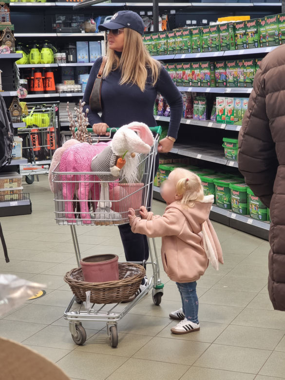 Joanna Kurska jak amerykańska gwiazda buszuje w sklepie ogrodniczym