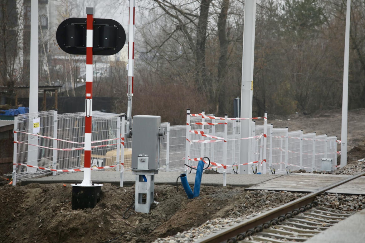 Dojście do nowej stacji przez błoto i plac budowy. PKP Warszawa Grochów jak tor przeszkód 