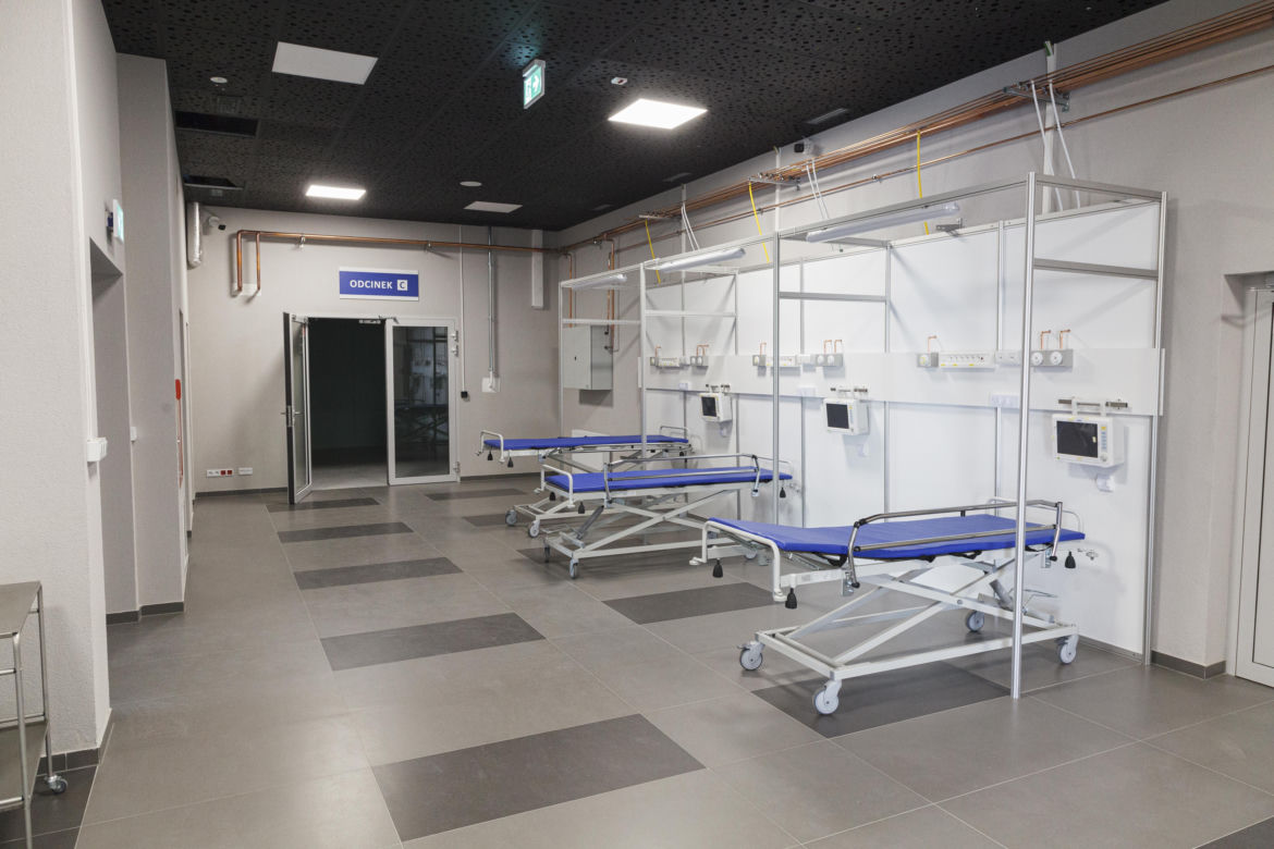 Szpital tymczasowy we Wrocławiu zaczyna przyjmować pierwszych pacjentów