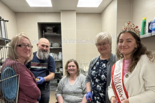 Królowa Parady już zachwyca Polonię. Ruszyła smażyć naleśniki członkom wspólnoty na Trójcowie