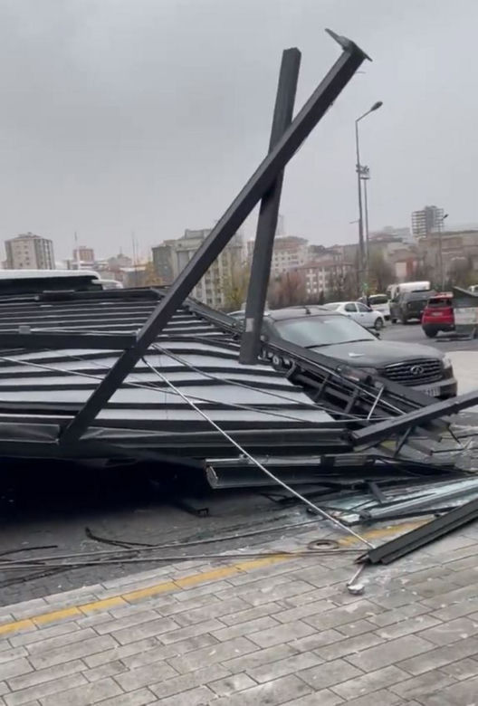 Wiatr przewrócił wieżę zegarową i tiry na ulicy! Armaggeddon w Turcji