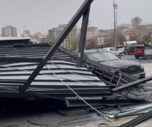 Wiatr przewrócił wieżę zegarową i tiry na ulicy! Armaggeddon w Turcji