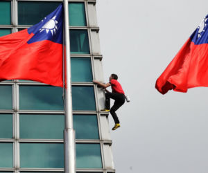 Pobił rekord świata w solowej wspinaczce. Alexa Honnolda napędzał metal!