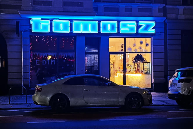 Neon "Tomasz" na ul. Rayskiego odzyskał dawny blask