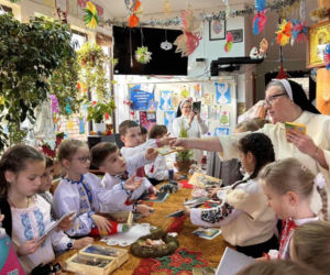 Dzieci w polskiej szkole uczą się w ciemnościach. Historyk z Kraśnika zbiera środki na źródło prądu