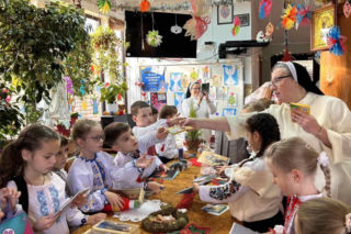 Dzieci w polskiej szkole uczą się w ciemnościach. Historyk z Kraśnika zbiera środki na źródło prądu