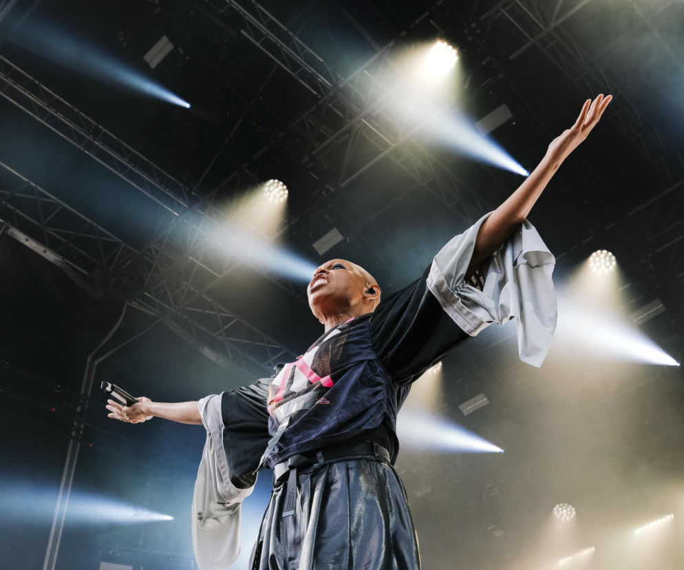 Skin z Skunk Anansie śpiewa na scenie z rozłożonymi rękami. O traumatycznej trasie z Sex Pistols przeczytasz na EskaRock.