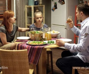 M jak miłość odc. 1003. Tomek Chodakowski (Andrzej Młynarczyk), Agnieszka (Magdalena Walach), Zosia (Julia Wróblewska)