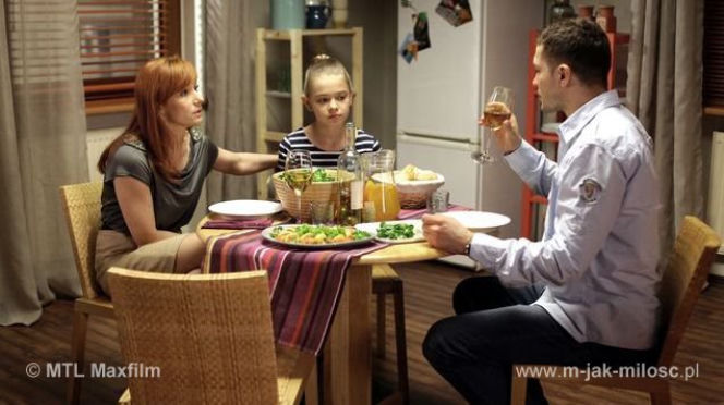 M jak miłość odc. 1003. Tomek Chodakowski (Andrzej Młynarczyk), Agnieszka (Magdalena Walach), Zosia (Julia Wróblewska)