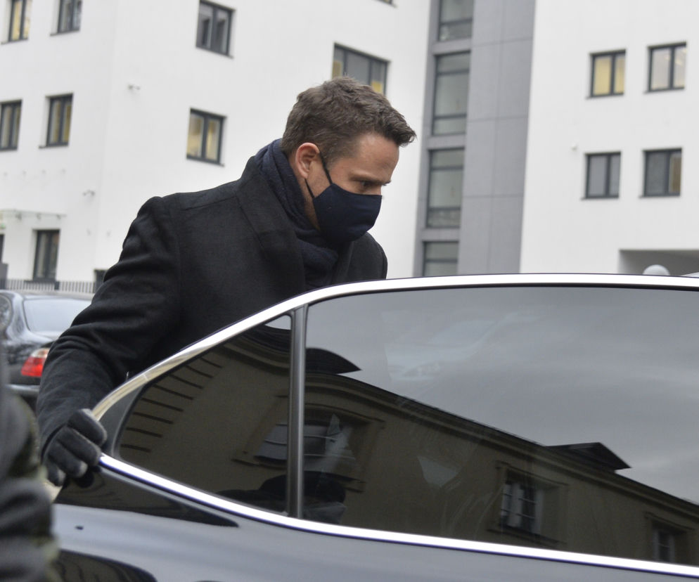 Rafał Trzaskowski jest wożony hybrydową Toyotą Camry 