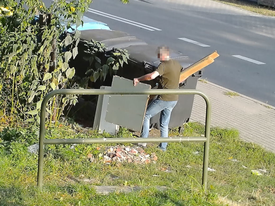Śmieciarz złapany na gorącym uczynku! Wszystko zarejestrowała fotopułapka [ZDJĘCIA]