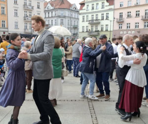Taneczne powitanie wiosny w Kaliszu. Walc Barbary z filmu „Noce i Dnie” wybrzmiał w sercu miasta