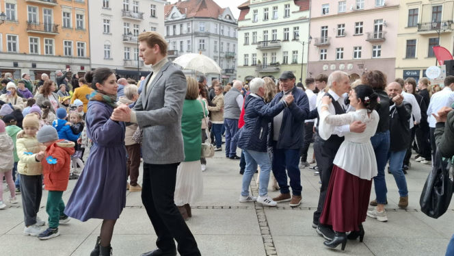 Taneczne powitanie wiosny w Kaliszu. Walc Barbary z filmu „Noce i Dnie” wybrzmiał w sercu miasta