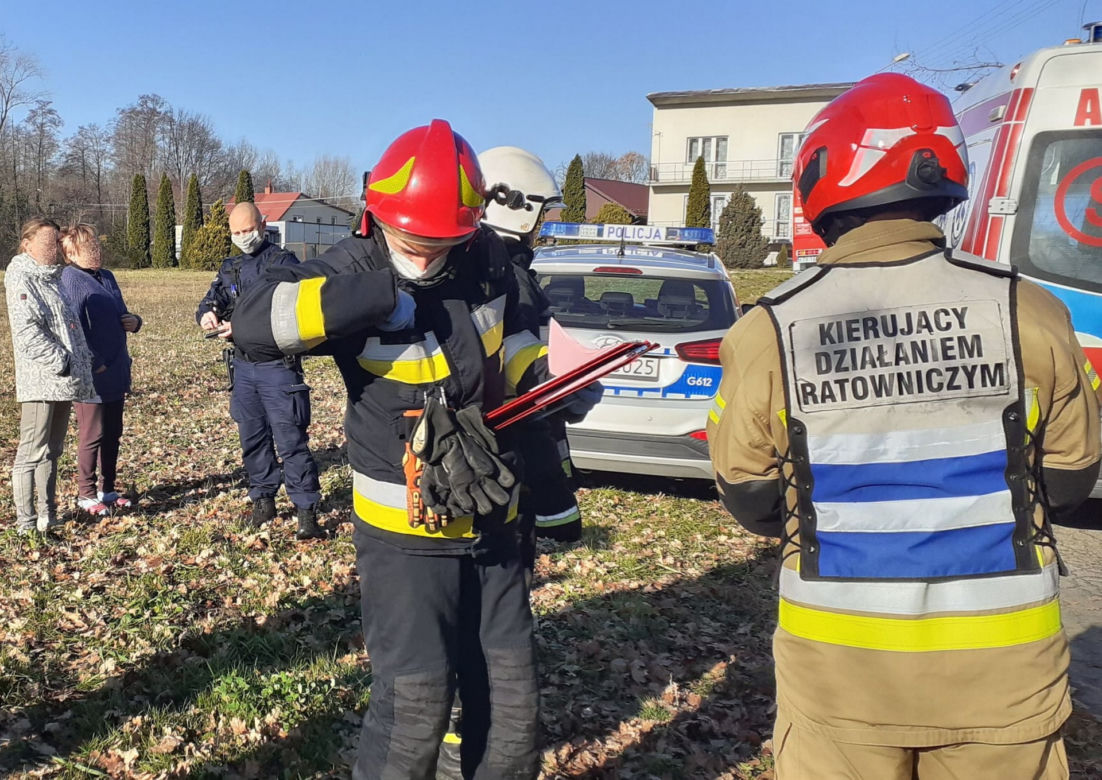 82-latka z Woli Rzędzińskiej cztery dni leżała przygnieciona przez meble. Uratowała ją interwencja służb