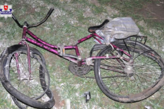 Pijany rowerzysta jechał wężykiem i wpadł pod samochód