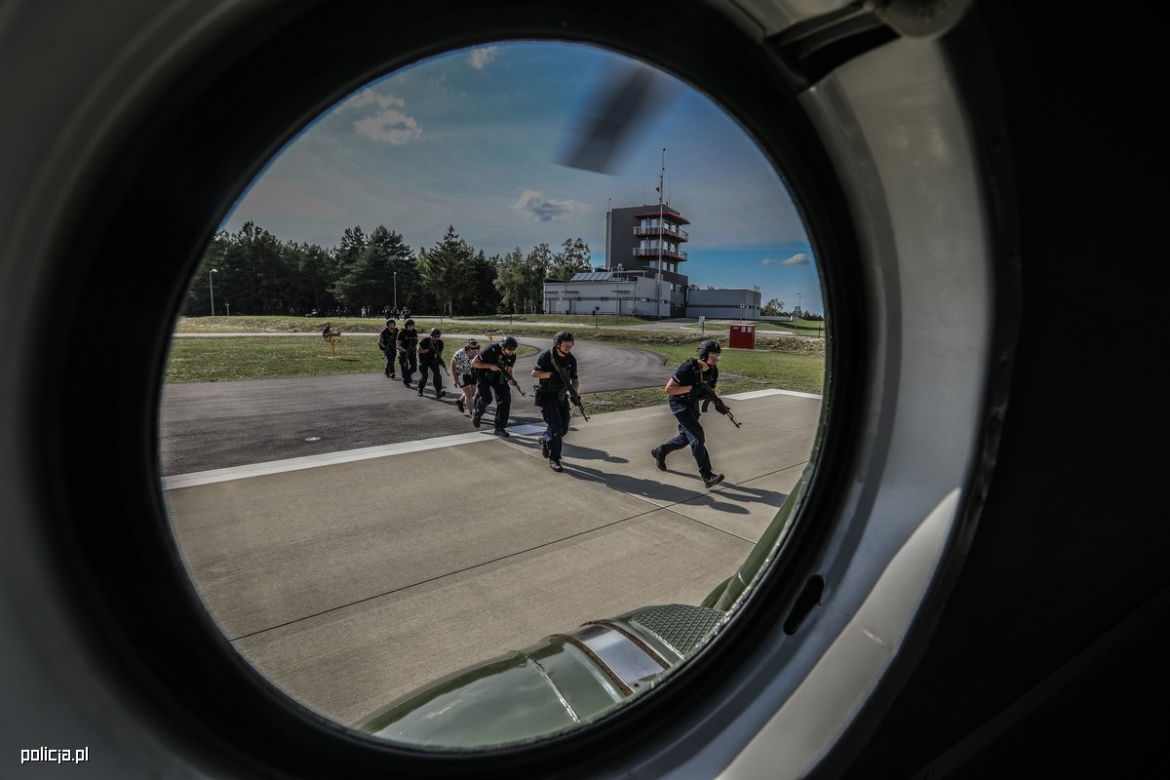 Policjanci z Rzeszowa jak z filmu Patryka Vegi. Zobaczcie zdjęcia z poligonu 