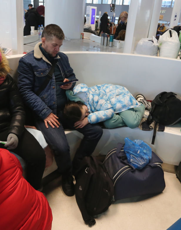Horror na Centralnym. Bez prysznica, z dziećmi na posadzce. Dramatyczne historie uchodźców z Ukrainy