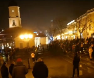 100-lecie Jagiellonii Białystok. Setki rac na Rynku Kościuszki