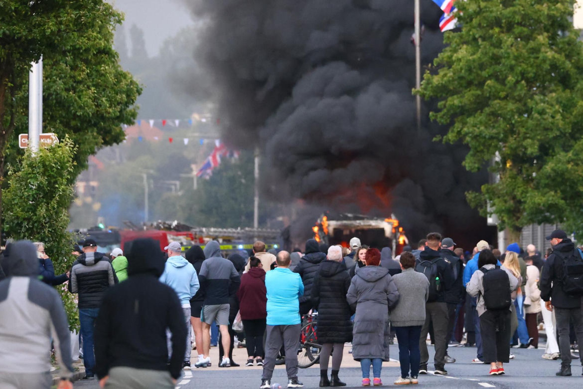 Prawie odciął mężczyźnie głowę na ulicy, posmakował jego krwi. Miasto płonie po protestach