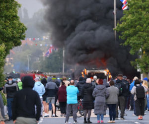 Prawie odciął mężczyźnie głowę na ulicy, posmakował jego krwi. Miasto płonie po protestach