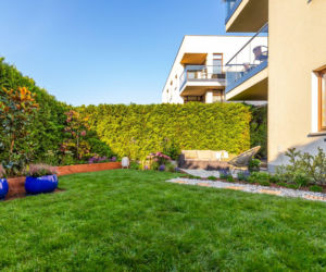 Ogródek przy mieszkaniu w bloku