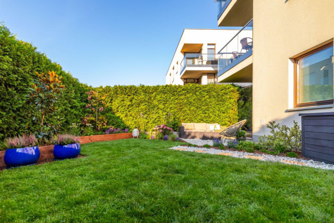 Ogródek przy mieszkaniu w bloku