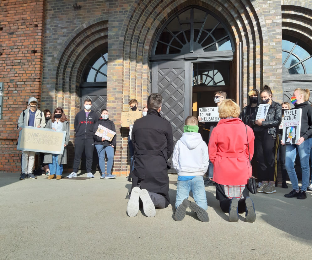 Protest pod kościołem św. Antoniego w Lesznie