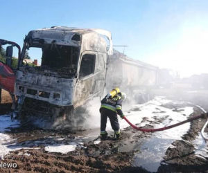 Strażacy musieli ugasić TIR-a, który  zapalił się na... polu.