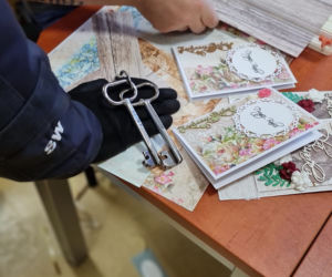Więźniowie przygotowali kartki świąteczne dla dziadków