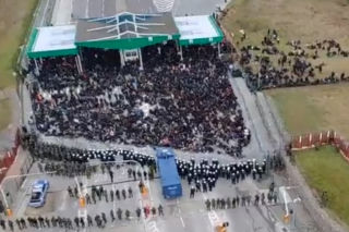 Granica białoruska. Będzie kolejny szturm? Tłum migrantów na przejściu granicznym w Kuźnicy [WIDEO]