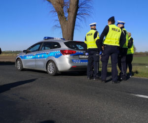 Tragedia pod Nakłem. Kierowca roztrzaskał się na drzewie